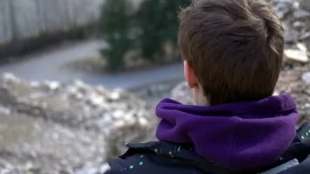 «Ақ джип мінген адам»: Ақтауда 18 жастағы мүмкіндігі шектеулі жігітті зорлап кеткен