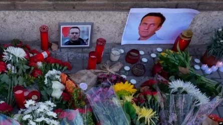 Акции памяти проходят в годовщину со дня смерти Алексея Навального 