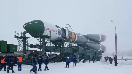 На Байконуре вывезли на стартовый комплекс ракету с кораблем «Прогресс»