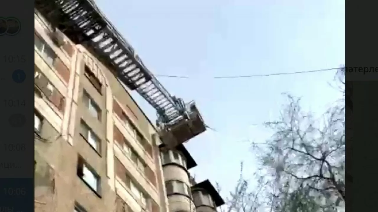 В Алматы горела квартира на седьмом этаже