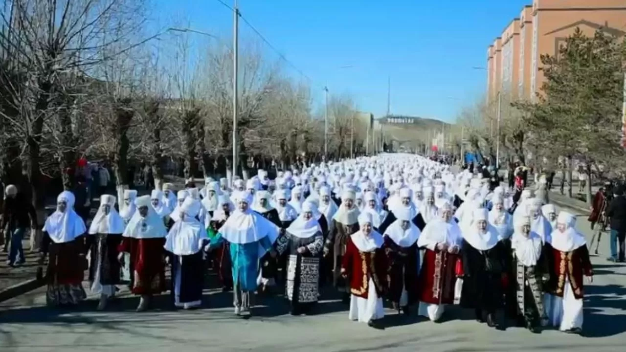 Еще один рекорд установлен в РК благодаря казахскому национальному костюму