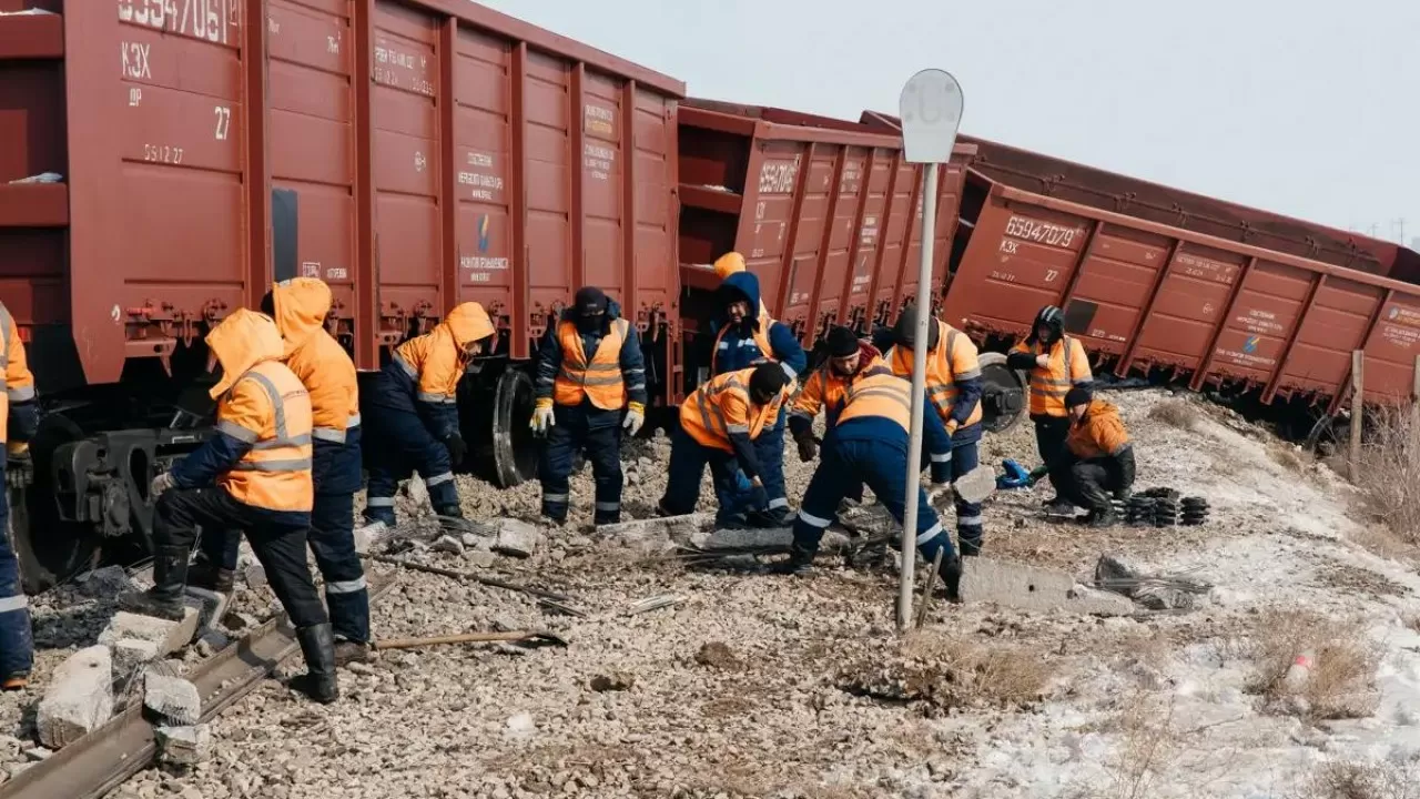 Атыраудағы пойыз апаты: Зардап шеккен 3 машинист ауыр жарақат алған