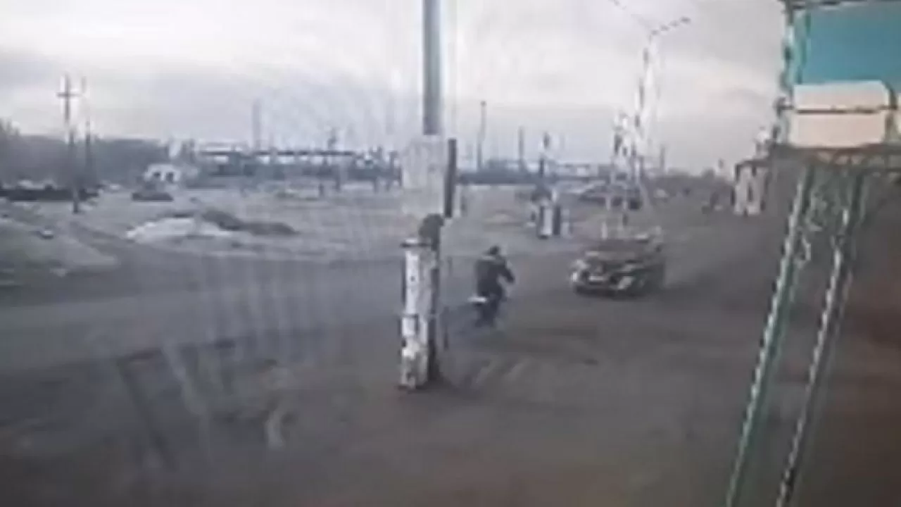 Велосипед мінген тұрғынға қатысты қайғылы жайт видеоға түсіп қалған