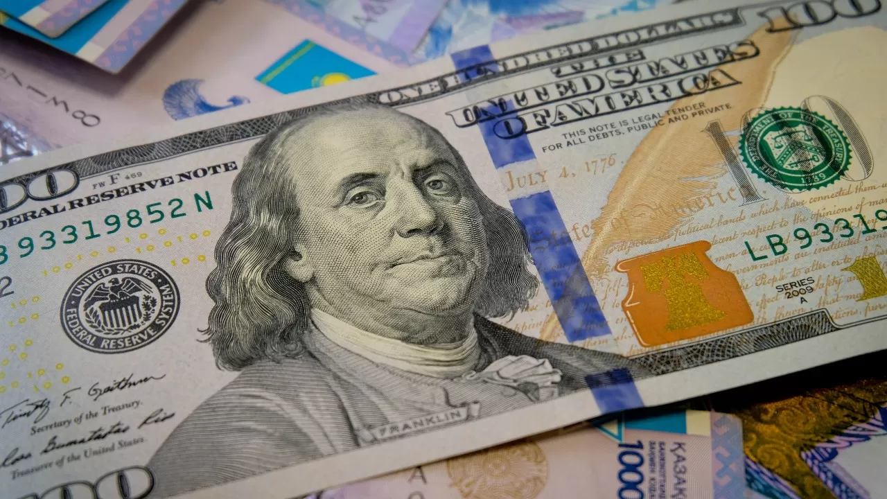 Доллар подорожал сразу на 5 тенге