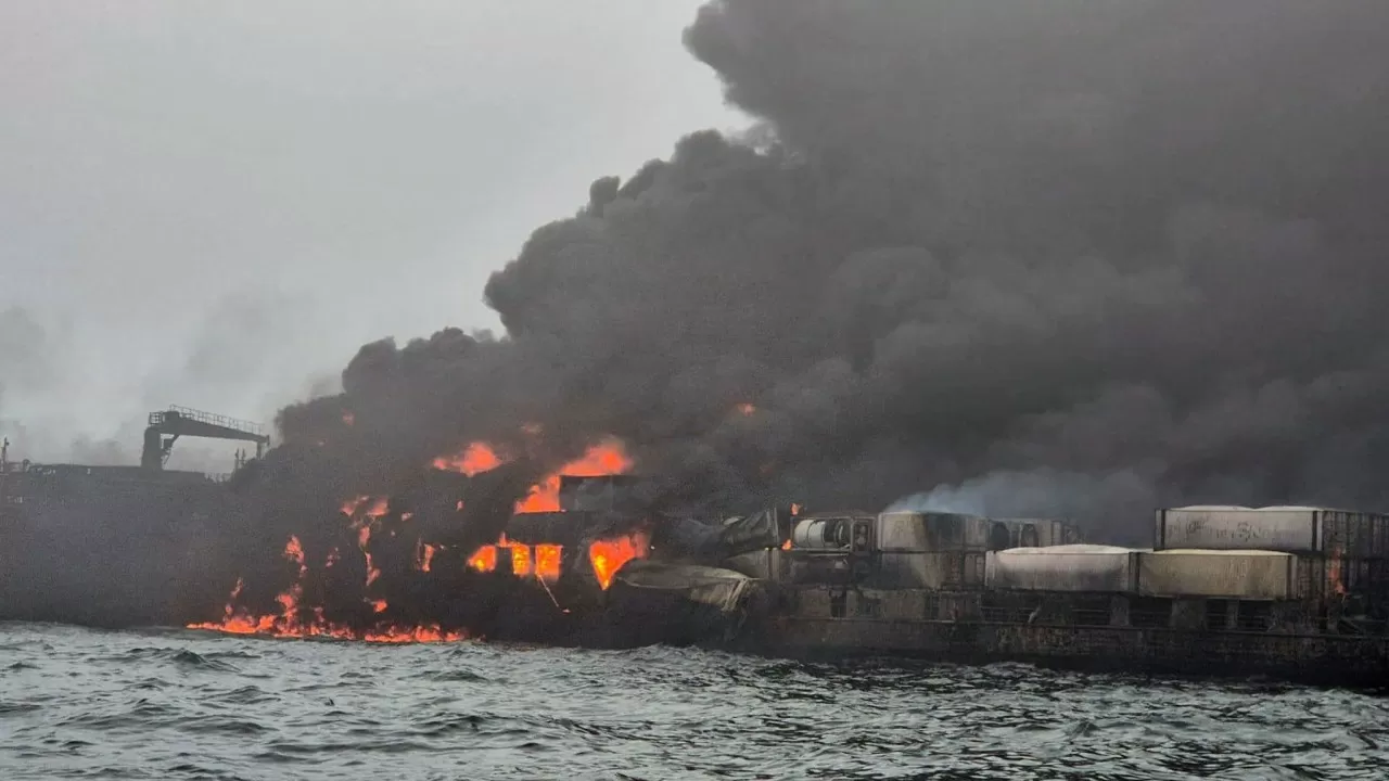 Авиационное топливо и цианистый натрий попали в Северное море после столкновения судов  