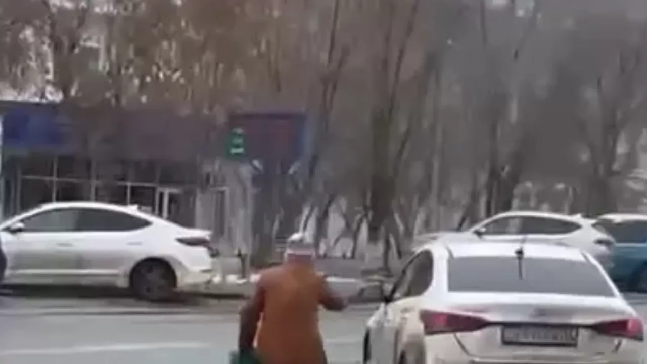 Атырауда жүйке ауруына шалдыққан 59 жастағы әйел көліктерге шабуыл жасады