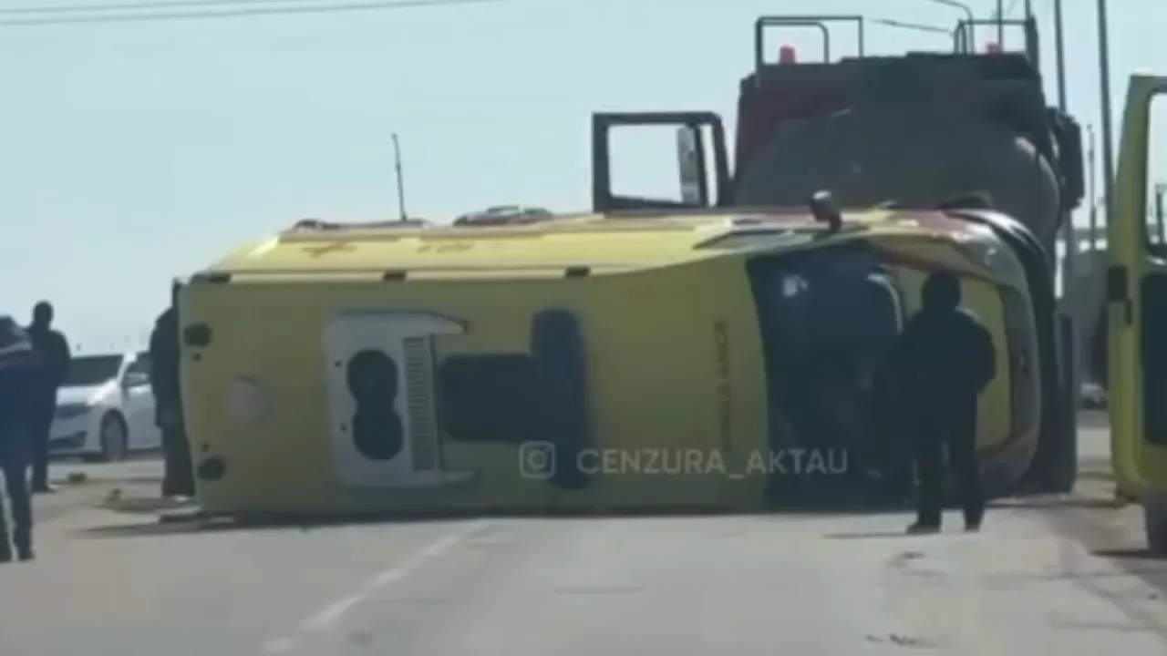 Машина скорой помощи перевернулась в Мангистауской области