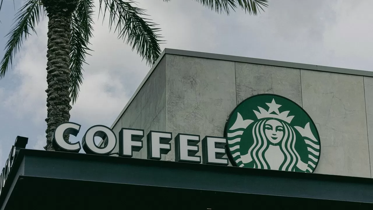 Суд обязал Starbucks выплатить 50 млн долларов водителю, обжегшемуся горячим напитком