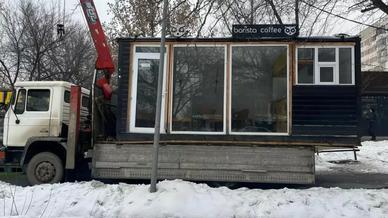 Алматы көшелеріндегі самса, пицца сататын 4 заңсыз дүңгіршек бөлшектелді