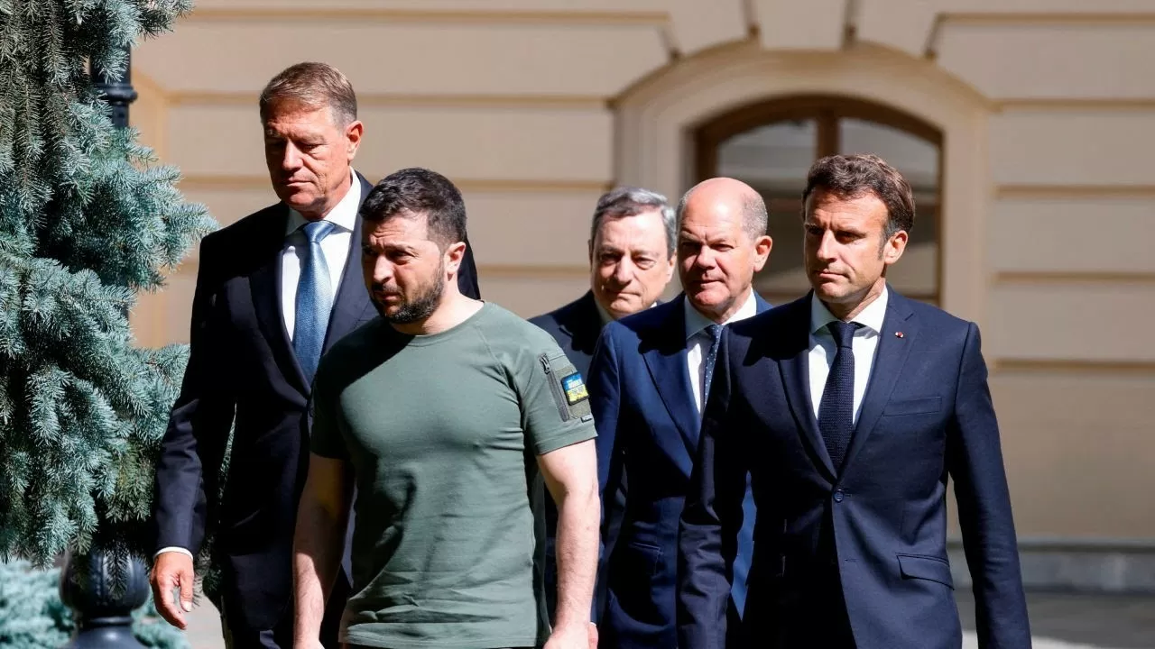 Франция президенті армия басшыларын жинағалы жатыр