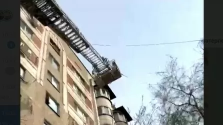 В Алматы горела квартира на седьмом этаже
