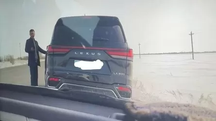 «Көлігімнің нөмірін жаттап ал»: Жылдамдық асырған қымбат көлік жүргізушісіне айыппұл салынбаған