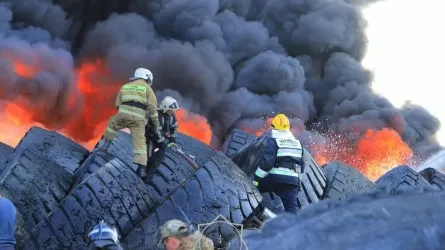 Мощный пожар произошел на шинном заводе в Алматинской области