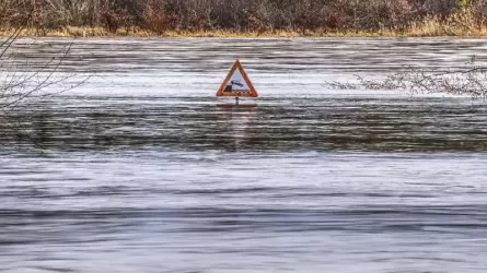 Степная вода хлынула в жилые массивы Актобе