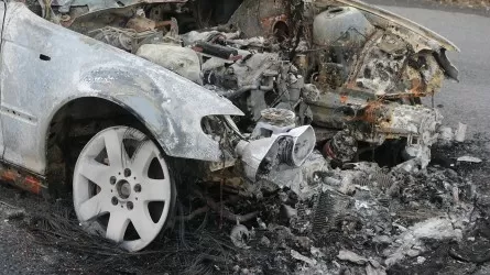 77-летний водитель опрокинул свой автомобиль на шесть машин в Караганде 