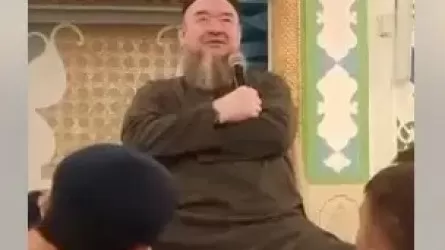 Дети массировали ноги имаму: кем мальчики приходятся священнослужителю  