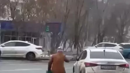 Атырауда жүйке ауруына шалдыққан 59 жастағы әйел көліктерге шабуыл жасады