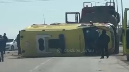 Машина скорой помощи перевернулась в Мангистауской области