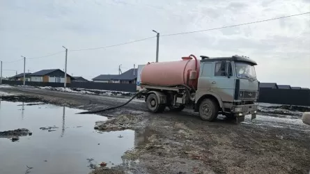 В Петропавловске 20 мотопомп борются с "большой водой"