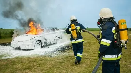 Машина загорелась в Караганде: есть пострадавшие 