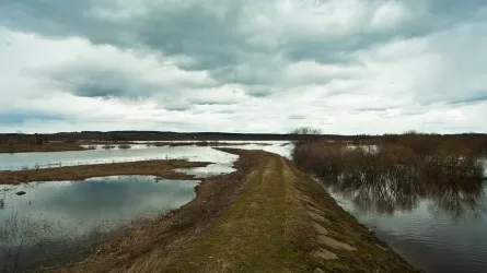 Еще одну дорогу размыло паводком в Актюбинской области 
