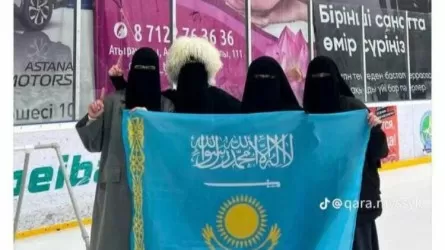 Девушек в никабах сфотографировались с флагом Казахстана с арабскими надписями в Атырау