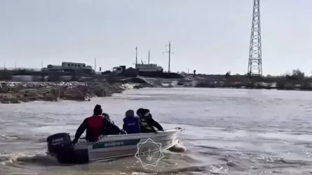 Более 230 жителей перевезли на лодках в Актюбинской области  