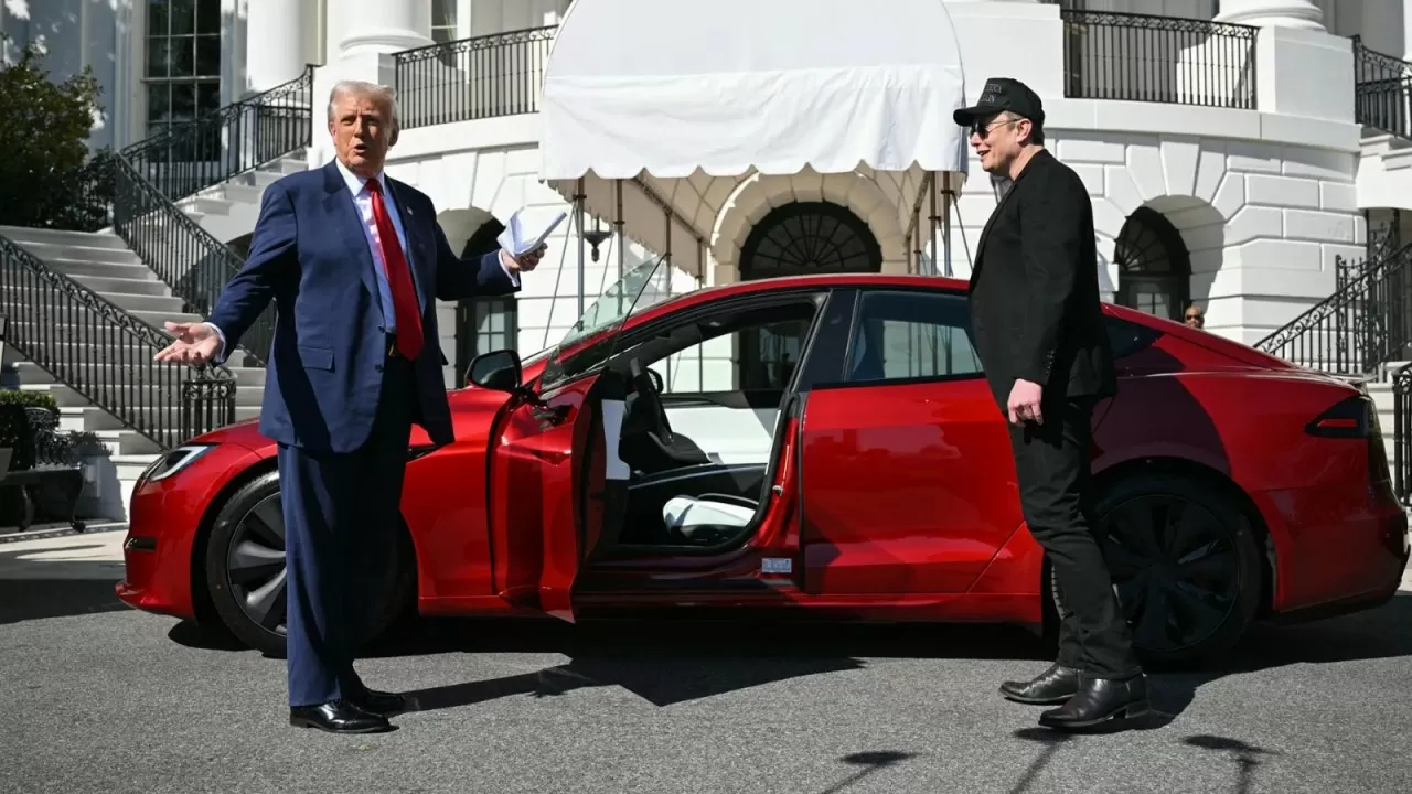Трамп Илон Масктың көңіл күйін бір көтеріп қойды 