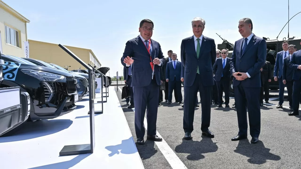 Қасым-Жомарт Тоқаев пен Гурбангулы Бердімұхамедов өнеркәсіп көрмесін аралап көрді