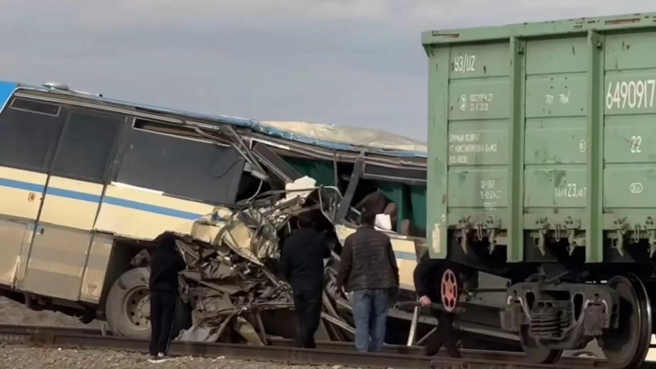 Қызылордада жүк пойызы автобуспен соқтығысты