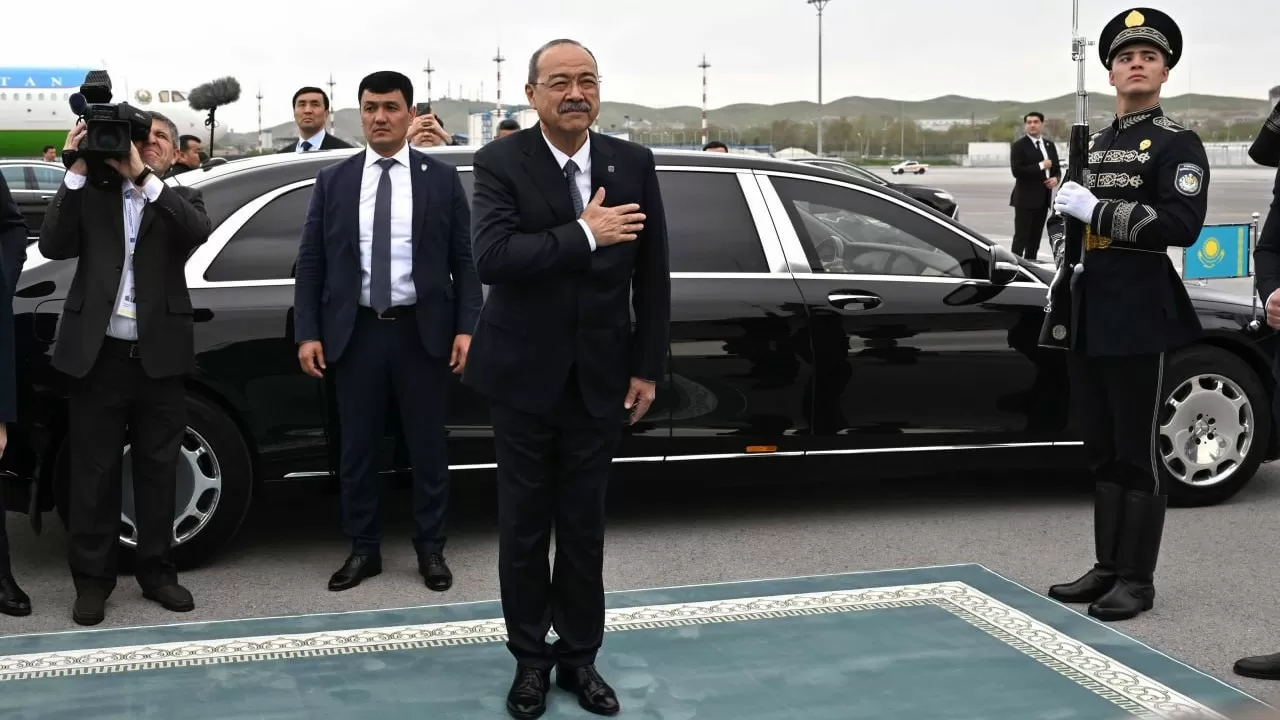Премьер-министр Узбекистана проводил Токаева в аэропорт