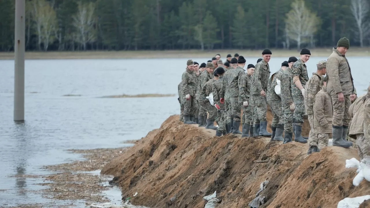 Гвардейцы укрепляют еще одну дамбу в СКО