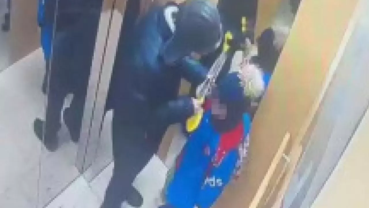 Лифтте 5 жасар балаға шабуылдаған жасөспірім мәжбүрлі түрде емделуге жіберілуі мүмкін