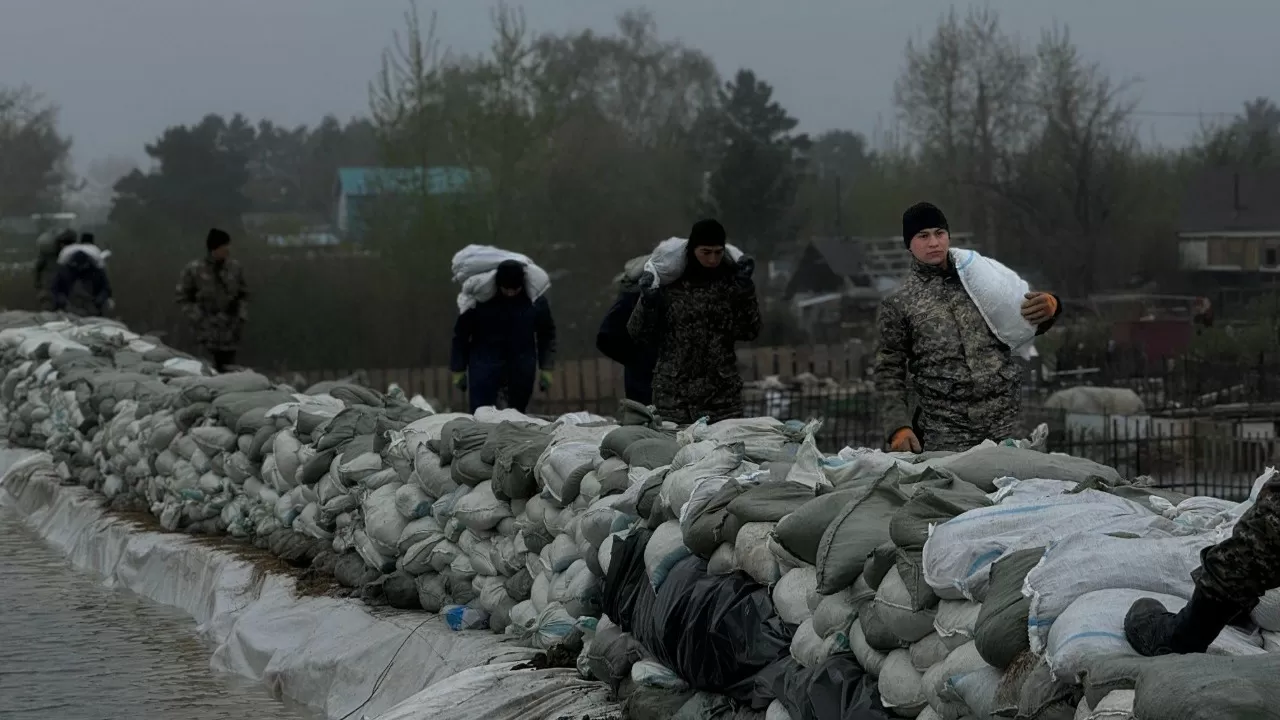 1,6 мыңға жуық адам Тепличное бөгетін нығайтып жатыр
