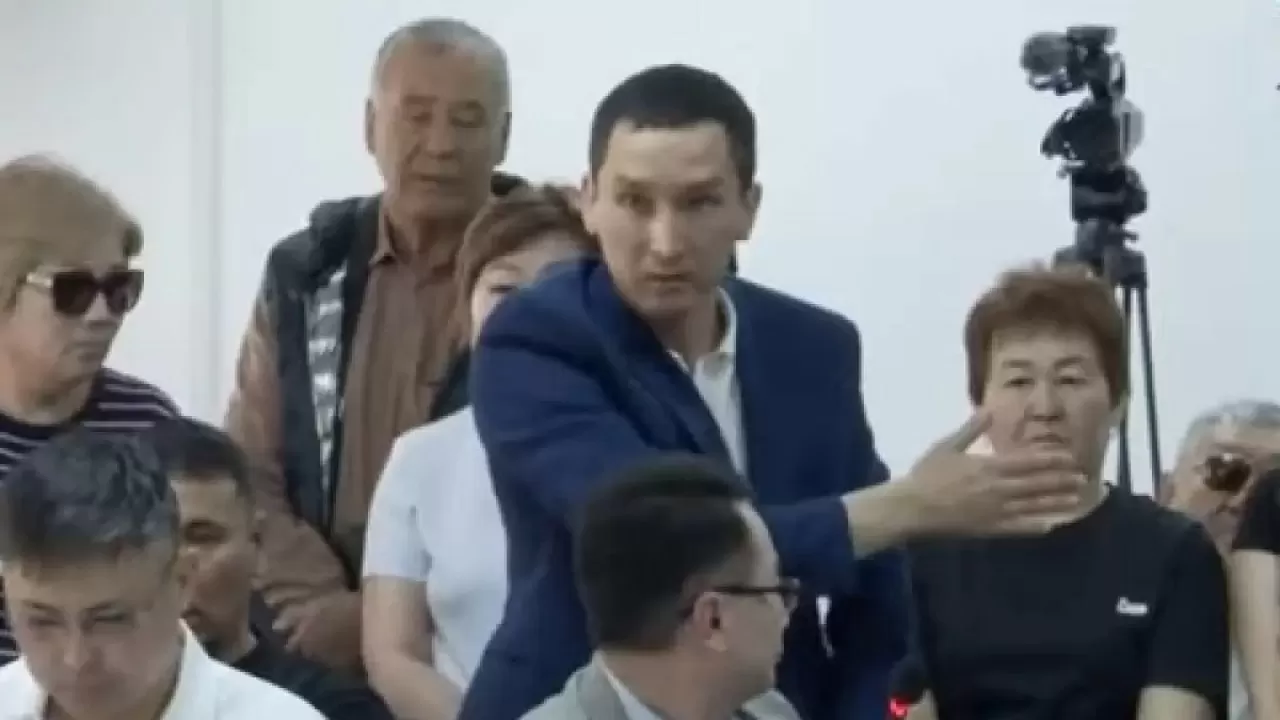 Қаржаубай Нұрымов сотталушылармен бірге болған екі қыздың не істегенін айтып берді
