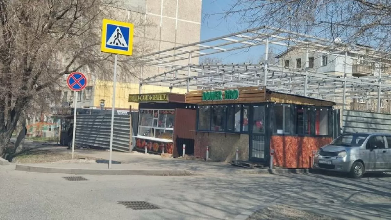 Алматыда сот шешімімен аяқталмаған құрылыс нысаны бұзылып жатыр 