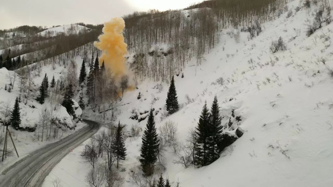 Десятки спусков лавин произвели за зиму в Восточном Казахстане  