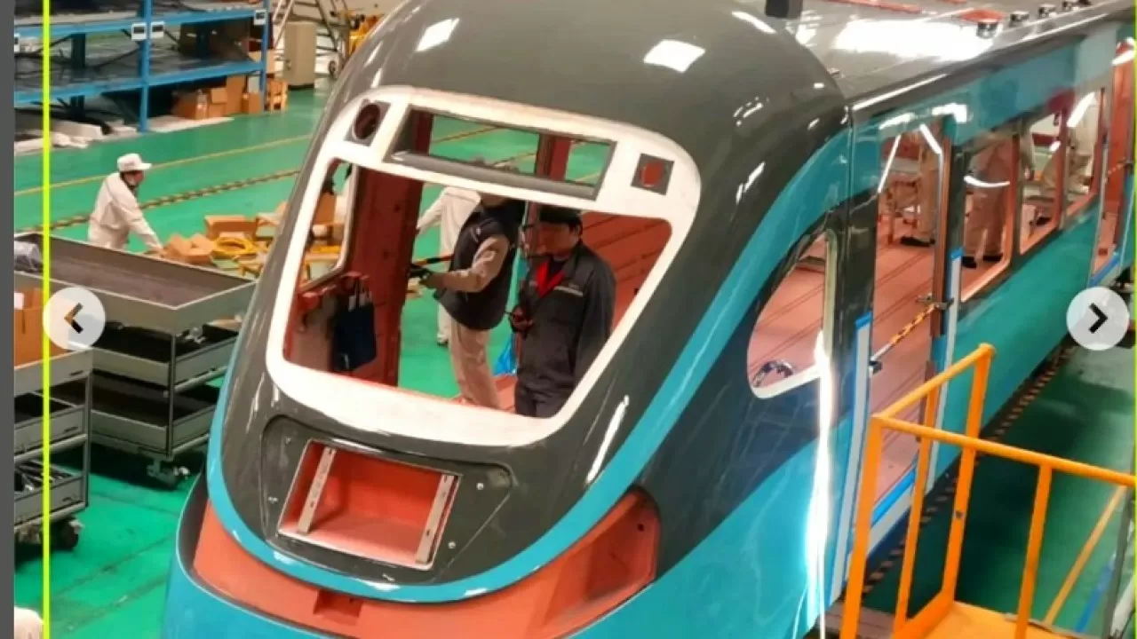 Частично готовы шесть из 19 вагонов столичной LRT