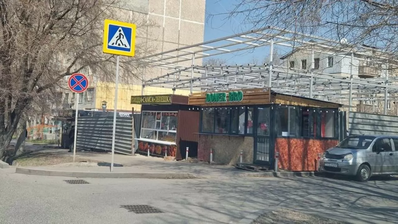 В Алматы демонтируют незаконный строительный объект 