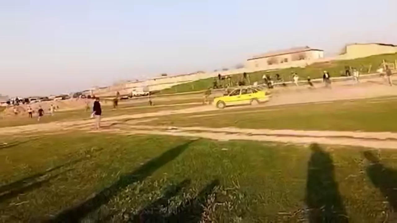 Өзбек азаматы болмашы нәрсе үшін көлігімен адамдарды таптап кеткісі келді