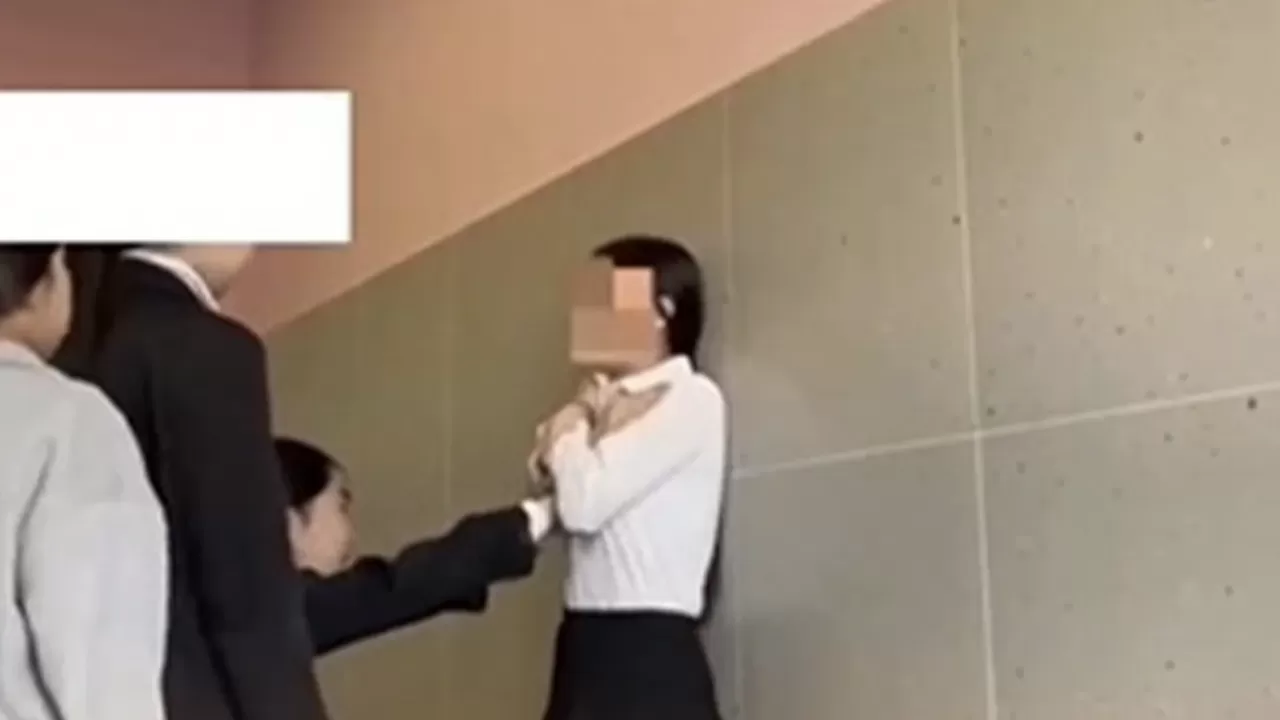 Ақтауда оқушылар сыныптасының өкпесін қысып, талдырып тастаған