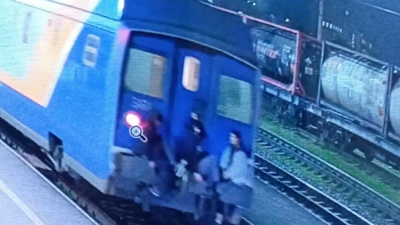 Пьяные зацеперы задержали поезд на юге Казахстана 