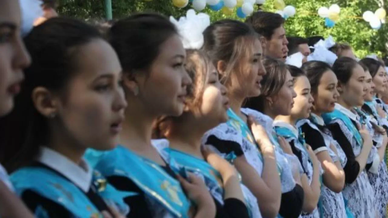 Запретили ленты и вальс: чиновники сделали заявление о выпускных в Астане 