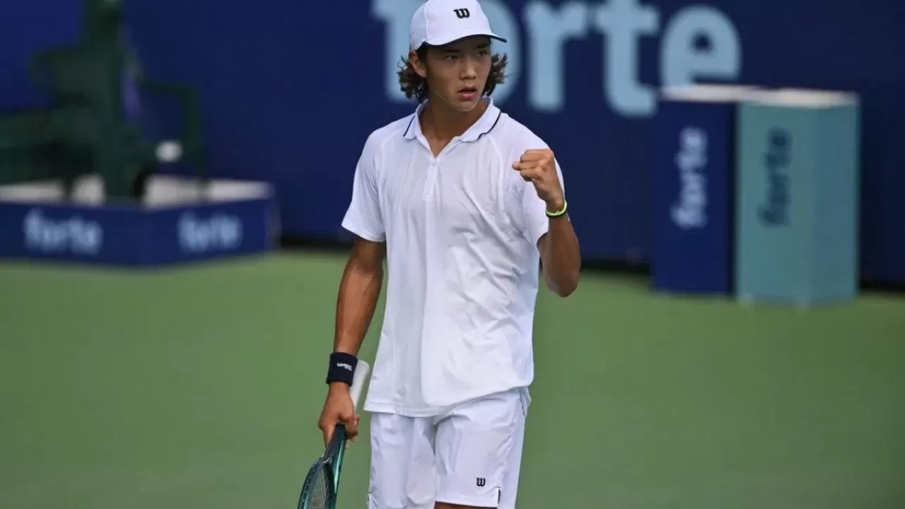 Омарханов вышел в четвертьфинал ивента ITF в Шымкенте