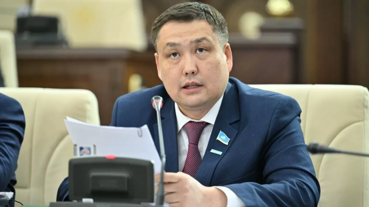 Өзіміздің ғарышкерлерді дайындайтын бағдарлама әзірлеу керек – депутат