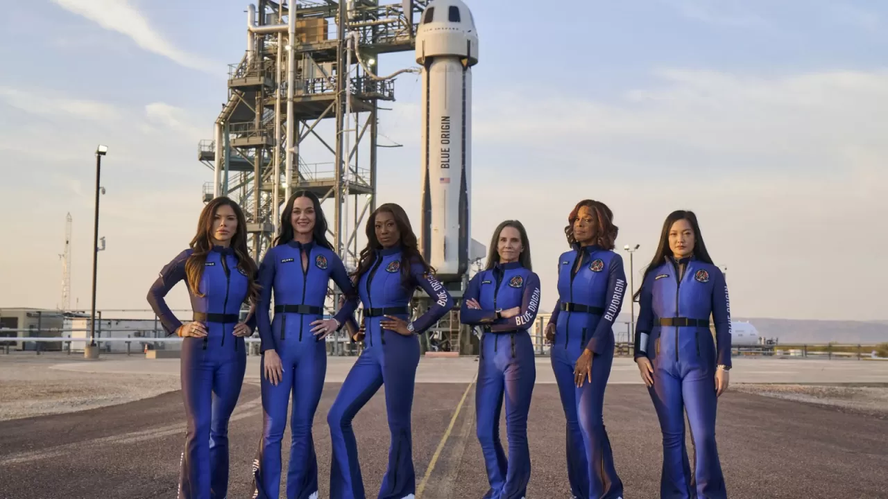 Әйгілі әнші Кэти Перри ғарышта болып қайтты