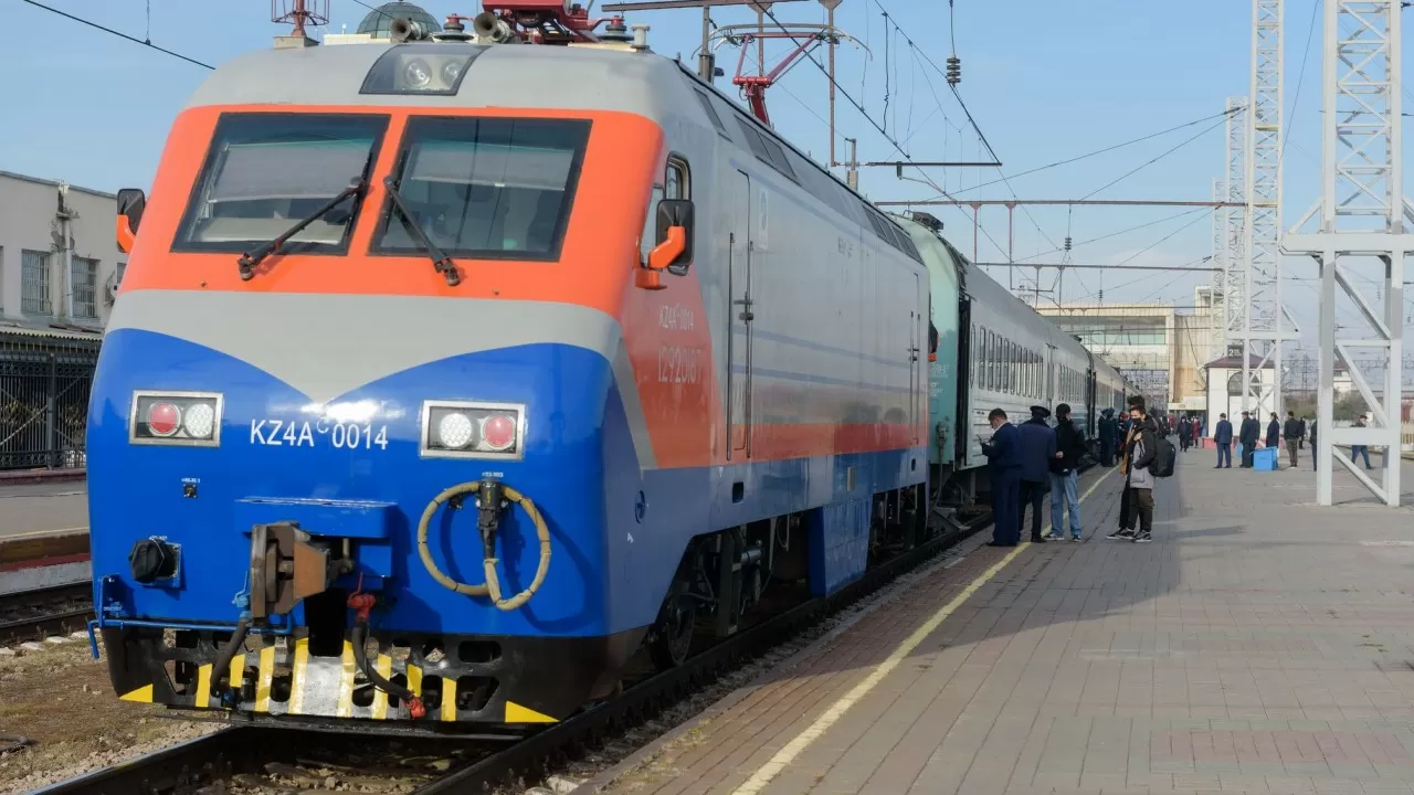 Есіл-Арқалық өткелінде пойызбен соқтығысқан тракторшы қаза болды