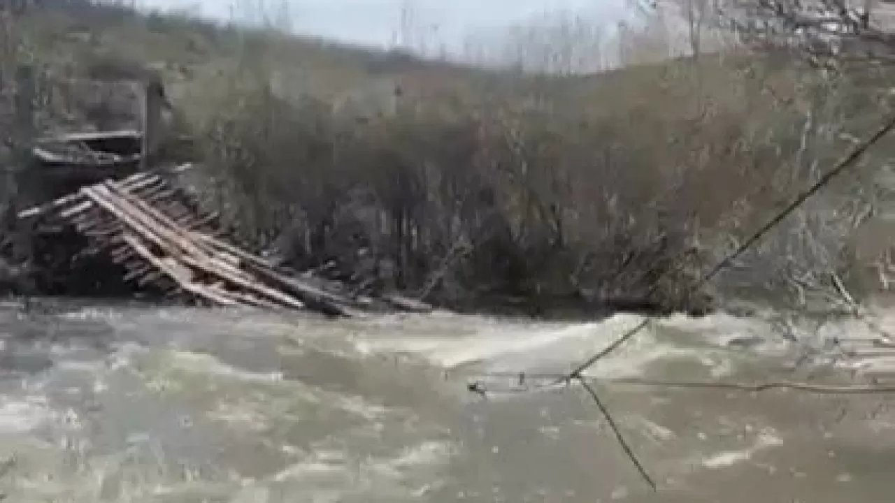 Абай облысында аспалы көпір үзіліп, 3 адам көз жұмды