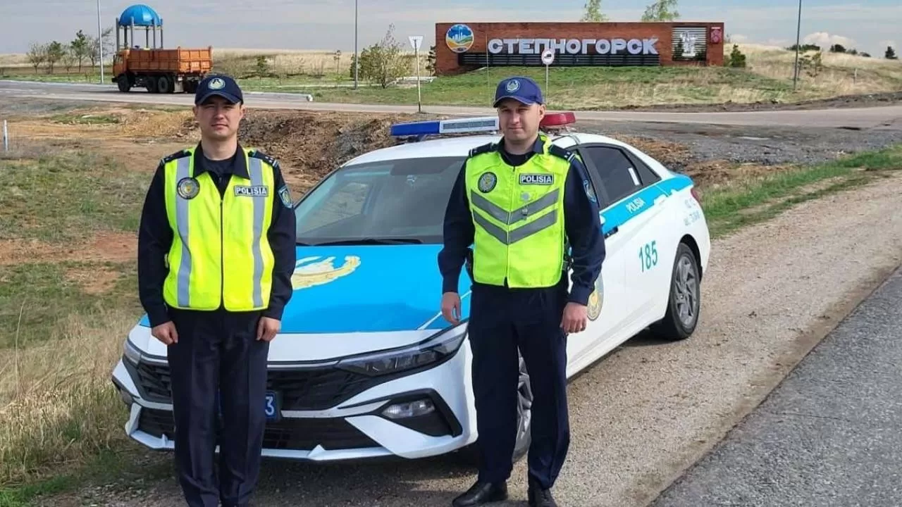 Ақмолалық екі полицей жүрек талмасына ұшыраған жүргізушінің өміріне араша түсті