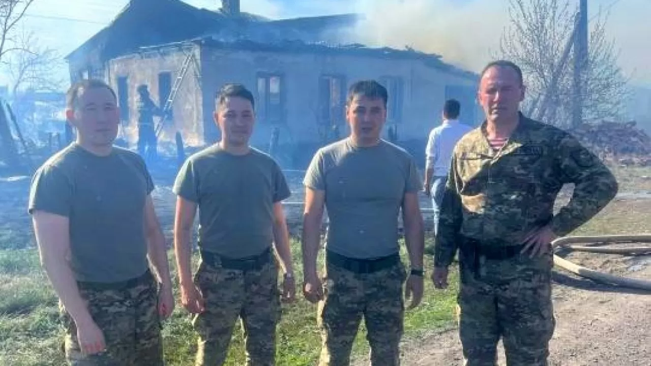 Военнослужащие Нацгвардии спасли детей из горящего дома 